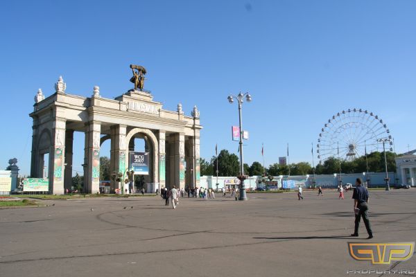 Вход в ВВЦ. 9 утра