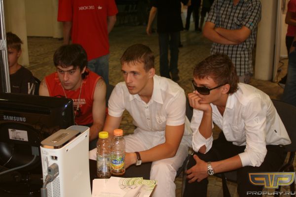 А в это время XyLiGaN и Rob играли в эту же игру на одном из стендов от Samsing и X-Box