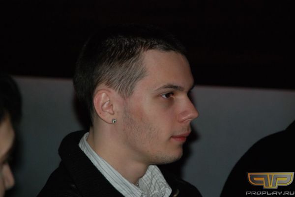 diNGo приехал поболеть за EYEsports