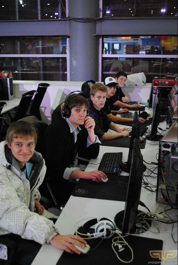SnG позируют