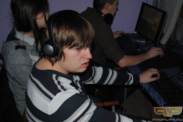 Dosia подсматривает в монитор к Over'у