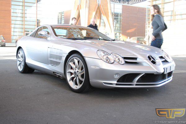 SLR McLaren - на них тут катают посетителей профессиональные гонщики