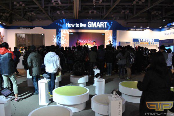 В павильоне стенды исключительно компании Samsung