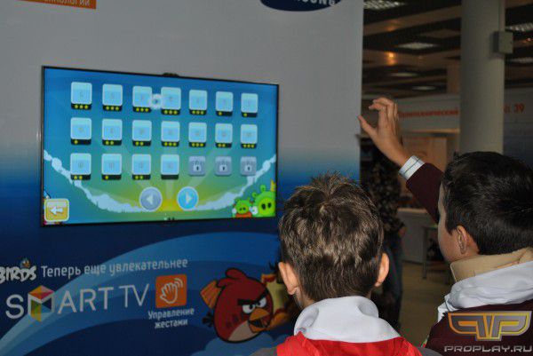 Школьники облюбовали стенды Angry Birds